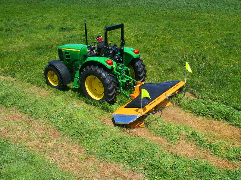 3300V creates two tidy windrows